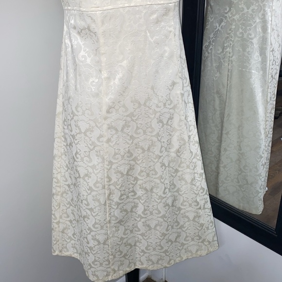 Couture strapless empire waist A-line floral embossed pattern on organic cotton - Picture 3 of 11